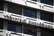 Τρέχει η κυβέρνηση για το διάδοχο της Σαββαϊδου