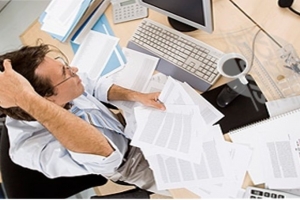 Πολλαπλά πυρά δέχεται το ασφαλιστικό 