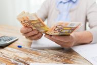 INE/ΓΣΕΕ: Πώς κατανέμονται τα φορολογικά βάρη στην Ελλάδα - Μεγάλη χαμένη η μεσαία τάξη