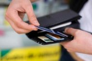 Σαρώνει…το «πλαστικό» χρήμα