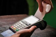 Mπαίνουν τα POS σε ταξί, λαϊκές αγορές και περίπτερα - Οι προθεσμίες και τα πρόστιμα
