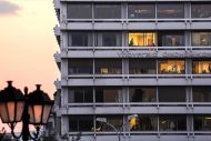 Φόροι, αμυντικές δαπάνες και ρήτρα διαφυγής θα κρίνουν παροχές και τον νέο υπουργό Οικονομικών