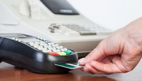 Picture 0 for Ανατροπή στα κίνητρα για πληρωμές με κάρτα - Στο τραπέζι e-αποδείξεις με μεγαλύτερη έκπτωση φόρου