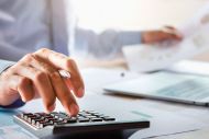 Ελεύθεροι επαγγελματίες: Ποιοι δεν θα φορολογηθούν με βάση το τεκμαρτό εισόδημα και ποιοι θα έχουν μείωση 50%