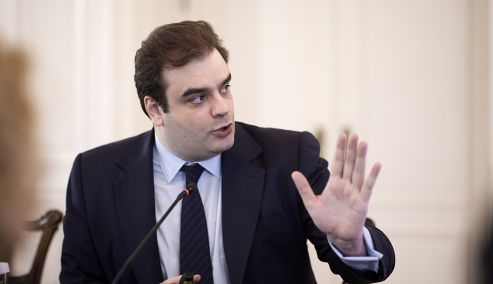 Picture 0 for  Επιστροφή ενοικίου, ρύθμιση χρεών σε 72 δόσεις και νέα μισθολόγια: Σε διαβούλευση το νομοσχέδιο Πιερρακάκη για τον παράνομο τζόγο