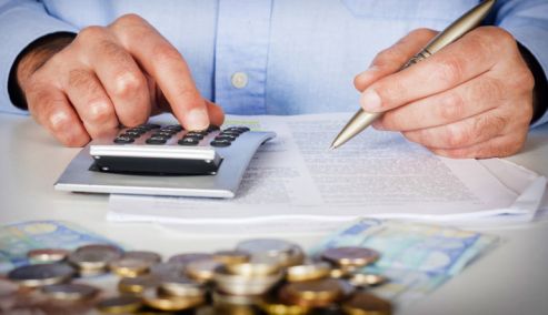 Εφορία: Ποιοι θα πληρώσουν λιγότερο φόρο το 2027 – Οι αλλαγές για επαγγελματίες και ενοίκια