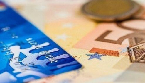Το 56% των Ευρωπαίων καταφεύγει σε κάρτα ή δανεικά για τους λογαριασμούς