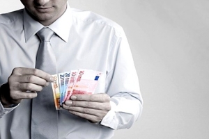 Ψαλιδίζει τις δουλειές δικαστικών επιμελητών ο Μαυραγάνης