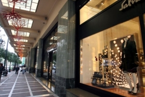 Έρχεται μείωση μισθών στους εμποροϋπαλλήλους